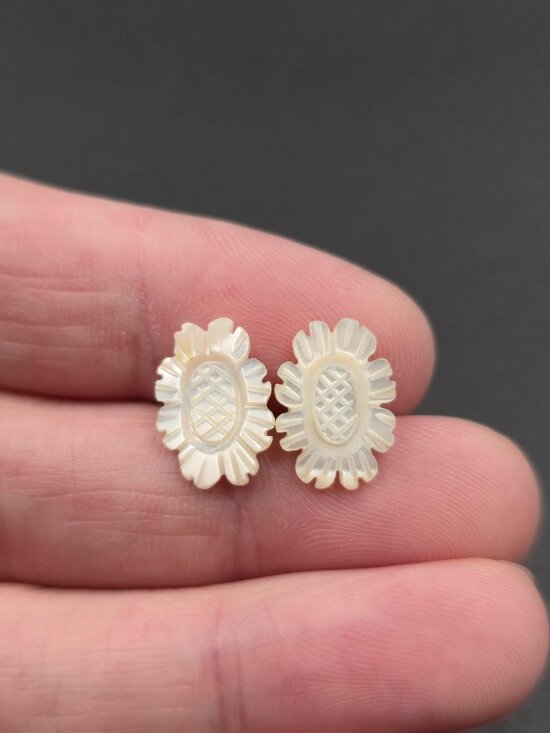 Gold Plated Carved Shell Flower Stud Earrings A6282 - Picture 1 of 5